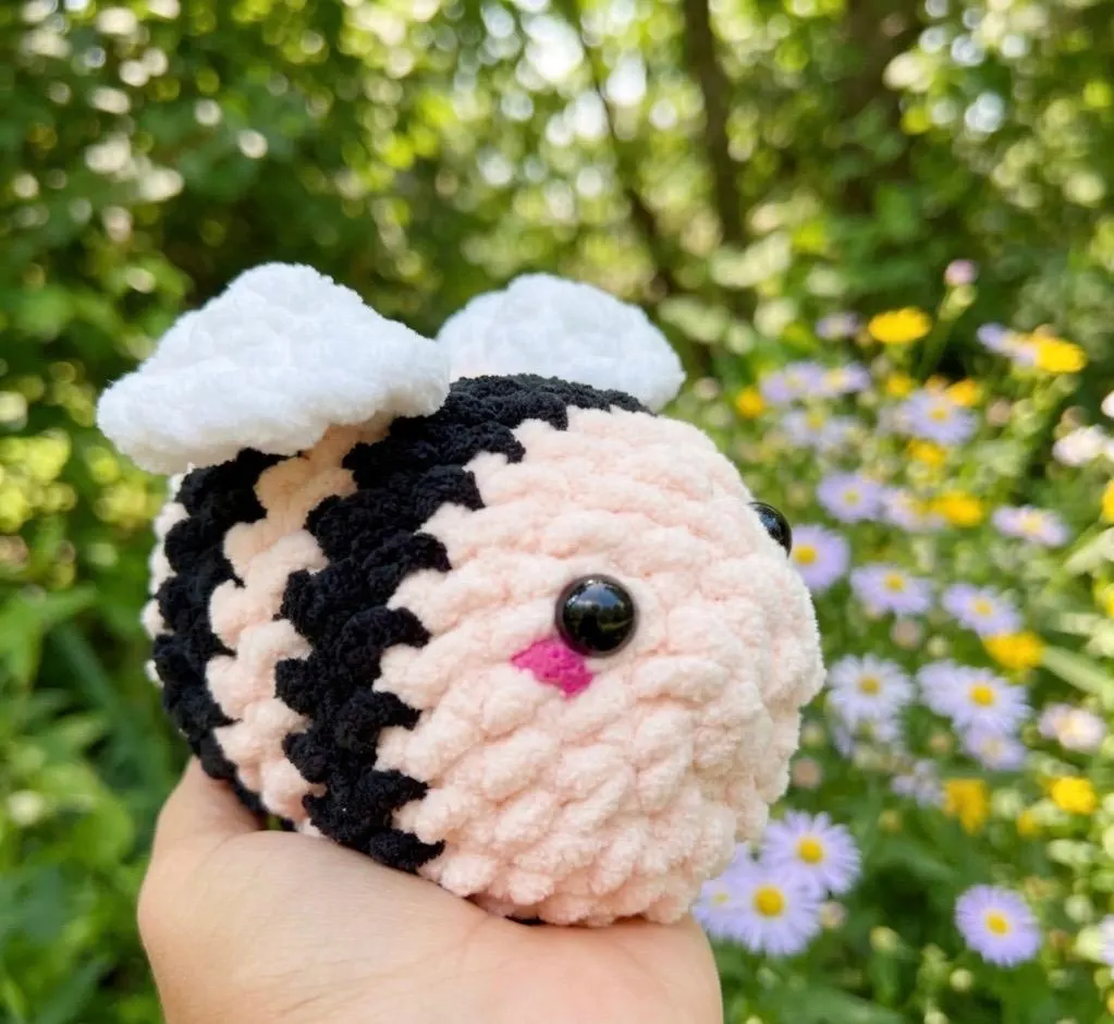 Rosie Pink Bee Crochet Pattern, product photo 2
