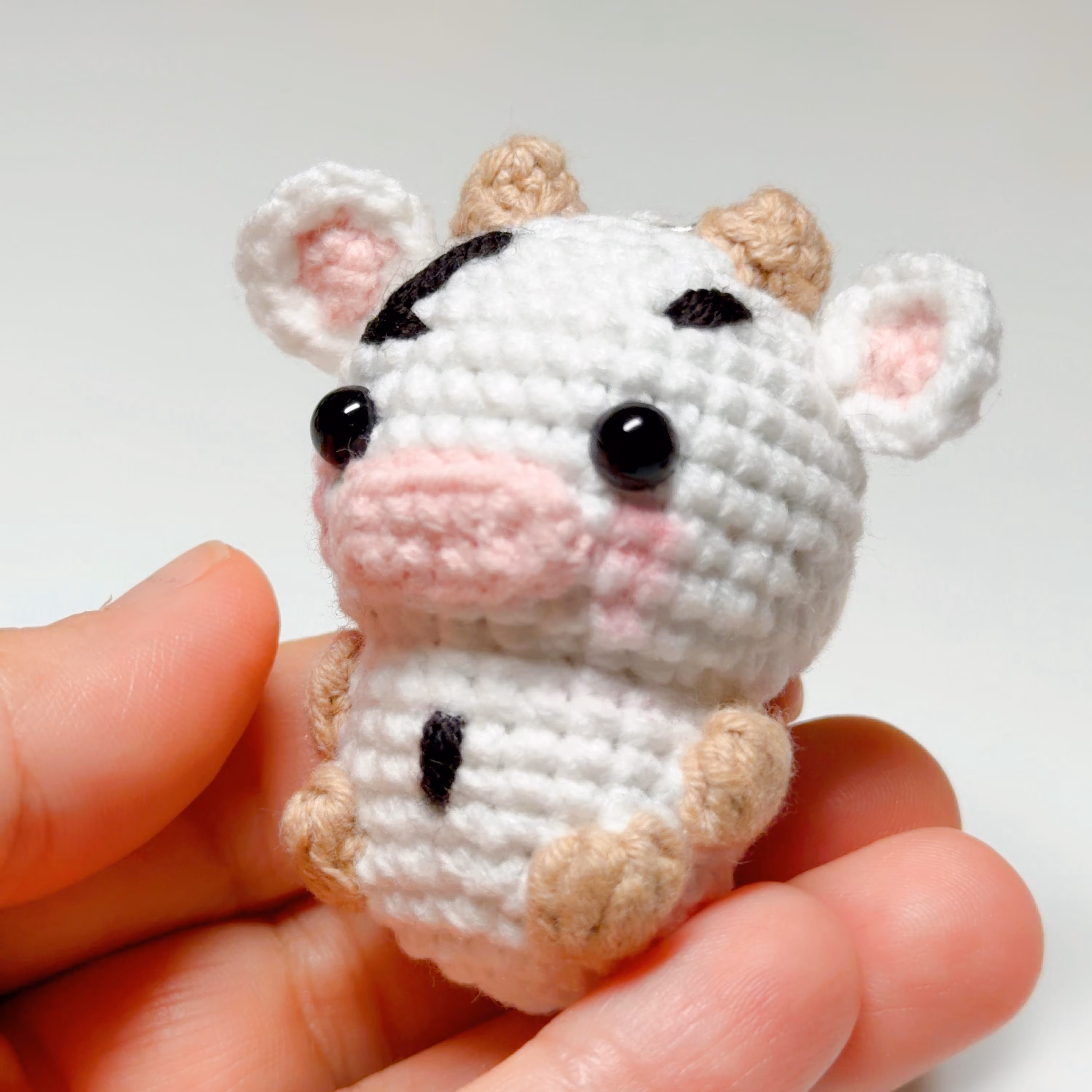 Black & White Crochet Cow Keychain, product photo 4