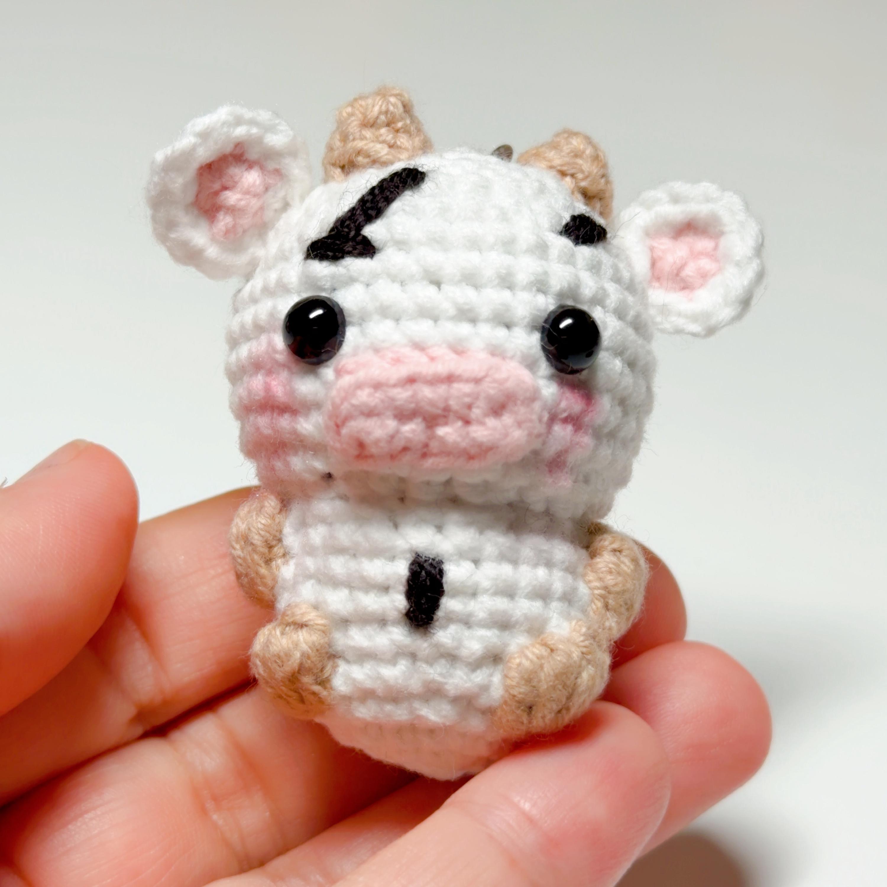 Black & White Crochet Cow Keychain, product photo 5